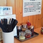 ぎょうざのさのや - テーブル脇の調味料群