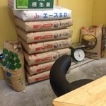 Ramen Kiji Tora - 小麦粉の山と生姜と年季の入った重量計
