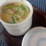 Sorairo Shokudou - 茶碗蒸し、おくら、椎茸、三葉、チーズ、ベーコン。あつあつ、三葉が香って具沢山。