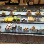 ケーキとパンの店 ムラカミ - ケーキのショーケース。