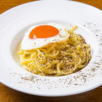 カチョエペペ 目玉焼きのせ  ※シンプルなチーズパスタ