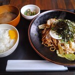 Kingu Yakisoba - ホルモン焼きそば定食（税込1,030円）