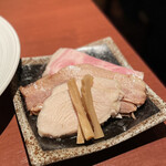 酒肴場 屯 - 別皿のトッピングは、メンマ、鶏チャーシュー、豚バラ煮込みチャーシュー、低温調理のカタロースチャーシュー