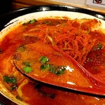 俺の中華たなか家 - スープも真っ赤❗❗　辛味もあるけど「甘味」も感じる味わいは「癖✨」になりそう(*´艸｀*)