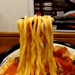 俺の中華たなか家 - 麺リフト⤴️旨辛スープが絡んだ麺も真っ赤っか❗