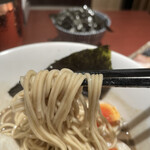 酒肴場 屯 - 三河屋製麺の細ストレート麺はパツンと歯切れの良い食感