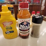 ジャッキー ステーキハウス - 左から、マスタード、No.1ステーキソース(1981年に完成した当店のステーキに合うオリジナルソース)、塩コショウ
