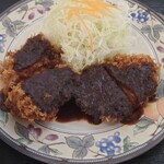 Tonkatsu Katsuya - ○味噌ひれかつ
                      コンガリと揚げられたひれかつの中は
                      しっとりジューシーで柔らかく
                      旨味がシッカリとある味わい❕
                      ガチャリガチャリと肉の筋切りの音がしてたので
                      この柔らかさはそのお陰なのだろう