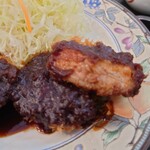 Tonkatsu Katsuya - この時点では何らかのブランド豚だと思っていた
                      素のひれかつの味わいを試してみたかった❕
                      
                      味噌ダレは赤味噌で甘みは少なめな味わい。
                      これはこれで美味しいと思える味わい。