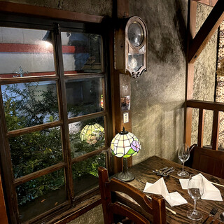 東大阪の夜景を眺める特別席やアンティークに囲まれた個室が揃う