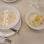 ジャッキー ステーキハウス - 豚骨ベースの小麦粉、片栗粉を使用したスープとサラダ