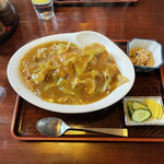 増田屋 - 料理写真:和風カツカレー。お新香と切り干し大根付き