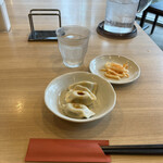 栄児 家庭料理 - 汁なし麻婆麺１０５０円。セットの水餃子と野菜。水餃子は、セルフに変更。控えめにしました（笑）