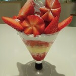 タカノフルーツパーラー - 国産苺のパフェ