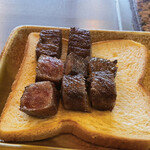 鉄板焼ステーキ 一ッ葉ミヤチク - 焼き加減はレアです。