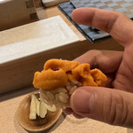 豊鮨 - 指に吸い付く馬糞ウニ。