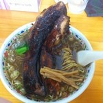 らぁめん とん平 - 肉そばのクレイジーな全容。豚三枚肉ブロックが2本