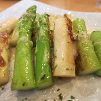 グリル プランチャ - アスパラの鉄板焼き。