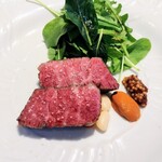 La Brianza - 北海道産黒毛和牛内もも炭火焼きロメスコソースタスマニア産粒マスタード。この日は見た目より食べた感じは赤身っぽくさっぱりいただけました。この日の火入れもMさん