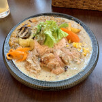バルバルキッチンアメリ - 白身魚のコンフィと豆のカレー、ココナッツチキンカレー
      二種合がけ(¥1,000)
      見た目ほどエスニック色は強くない。どちらも美味だが特に魚と豆のカレーの味は癖になりそう！