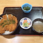 朝日みどりの里食堂 - 朝日豚ロースたれカツ丼（味噌汁と漬物、小鉢が付きます）