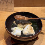 Gyosai Diya Tahei - 感動した一品。鯛､フグ白子､ネギ。ワカメを酒と出汁で炊いたもの。凄いスープです。少し炙った白子と出汁の相性は底無しの深さ、これぞ和食の粋。