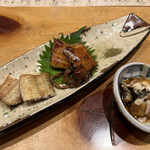 魚菜茶家　たへい - うなぎ。白焼きと蒲焼き。右下のは鰻ざく的な和え物。日本酒が進みます。青森の田酒