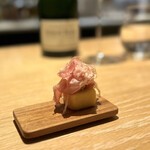 マンサルヴァ - これ、カスタードクリームのフライですよ！
      小さなボディに、複雑かつバランス良く味覚を刺激します。
      生ハムの塩味と山椒のアクセントで、これは大傑作。