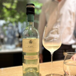 マンサルヴァ - ガヴィは、現地で訪問したことのあるワイナリーのマルケージ・ディ・バローロのもの。
      土着品種コルテーゼ特有の風味と青っぽさがキュウリにピッタリ！