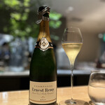 マンサルヴァ - ピノ・ノワール100%のブラン・ド・ノワール。
      香ばしさや味わいのボリューム感は充実しているのに、余韻は上品な酸がきれいに引いていく。
      素晴らしいシャンパーニュ。