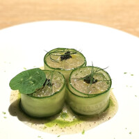 マンサルヴァ - ジンの香りを纏わせた、鯵とキュウリの冷前菜。
                    鯵とキュウリの組み合わせ、大好物♪
                    ほんのりした甘さと酸、オシェトラの塩味で絶妙な冷前菜。