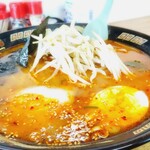 こぶ平 - 四川風みそラーメン(￥1000)。小山を作るもやし。