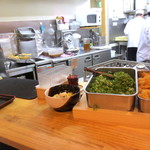 うどん 讃く - カウンターにてオーダー。