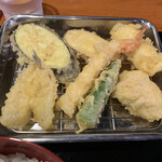 Tenya Kisuke - （左上から時計周り）ナスビ、サツマイモ、イカ、鶏肉、オクラ、エビ、キス