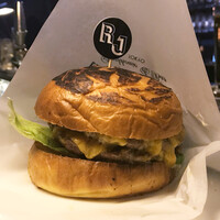 RUBY JACK'S SEAFOOD & STEAK - 横から見たバーガー
