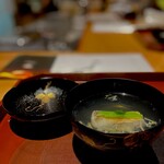 馳走 啐啄一十  - 白甘鯛。 炭火で炙った白甘鯛の出汁。 マグロ節ですねー。 カツオより優しく繊細な味わい。 まずは半分ほど出汁だけ飲んでねって大将。 白甘鯛の塩みが出汁に溶け出して変化するんだとか。 確かに。 僕は初めの優しい優しい出汁の味わいも好きですけどね。 白甘鯛、白身の大様ですなー。 ほーんと、目をつぶって出汁が体に染みわたる感覚を楽しめます。