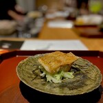 馳走 啐啄一十  - ノドグロの炙り。 数々のノドクロをいただいてきましたが、こんなボリュームのあるやつ初めて。 大ぶりでも、ぜんぜん大味じゃないんです。 熱々、ほっこほこにトロリ感があって、皮目は自身の脂で揚げられたよう。 下には、大将自らフライパンで炒めたキャベツ。 大将曰く、これはキャベツ料理なんだとか。 ノドグロを齧りついていただく幸せ。 鮨なら、あともう3つ食べたい、、っていつも感じるからさ。