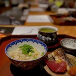 馳走 啐啄一十  - 食事。 なんか、昭和の父ちゃんのごはんみたいでおかしかった。 ごはんのおかずに刺し身と焼き魚。 これでいいんだと思います。 刺し身の切り身をごはんにのせて、あるいは、焼き魚を齧ってごはんをかきこんで、お茶をすする。 あー、旨いなーって思う。