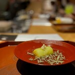 馳走 啐啄一十  - その蓴菜を使った茄子の揚げ浸し。 ほんと、ジュルジュルの部分がぽってりと厚い存在感ある蓴菜。 本日最初の出汁です。 いろんないろんな出汁を、もう数え切れないくらいいただいてきたし、クライアントのために、昆布の実験だっていろいろやった。 出汁。 なんと奥深い魔法の液体。 料理人たちが研鑽して研鑽して研鑽の挙げ句にたどり着いた技術は、魔法と言ってもいいんではないかと思うんですよ。