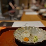 馳走 啐啄一十  - 刺し身皿。 醤油、ポン酢、岩塩、わさび、紅葉おろしをお好みで。 このあと錚々たる名店を客に抱えるサスエ前田魚店の超絶旨味と食感のカツオ、イカなどが並んだんですが、すっかり写真忘れた。 まずは、皮を炙った4日熟成のおこぜ。 旨いですねー。 おこぜ、見た目怪獣ですが、生も炙ってもほんとに美味しい。 隣は真子鰈。 3日熟成。 めちゃ甘くて熟成した旨味のかたまり。 イノシン酸がめちゃ生成されてる。