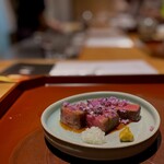 馳走 啐啄一十  - それを炭火で炙って。 これ、すごく美味しいんだろうなぁ、、、と思うんですよ。 肉が少々苦手な僕でも、このくらいの量なら食べれるんです。 でも、この日、食欲がイマイチで肉がダメだった。 １口でガツンってきました。 こっそり、お弟子さんに、「ごめん、食べれそうにないんだ」って言って下げてもらったら、大将にも美しい女将さんにも、美しい酒マイスターにも伝わってて、大変、お気遣いされました。 すみません。