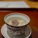 馳走 啐啄一十  - 白胡麻プリン。 これも美味しいですねー。 魚、肉をさんざん味わったあとの口直し。 やわやわで舌触りがとてもなめらか。 甘みもとても上品でね。 ウイスキーを一杯ひっかけたい気分。