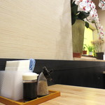 うどん 讃く - テーブルにお醤油? to 胡ごま。