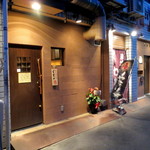 入り口、ビルの裏側かな。