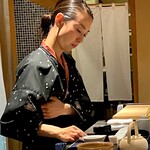 馳走 啐啄一十  - 硬度8.5の超軟水を41℃のお湯で淹れた煎茶。 お茶には何一つ知識を持ちませんが、なんか、昔、台湾を旅したときに煎れてもらったお茶みたいに、いろいろな手さばきで丁寧に丁寧に淹れられてました。 女将に負けず劣らずの美しい女性スタッフに淹れていただくと、そりゃ、美味しいでしょ。 口に含んで転がすと、これが真ん丸に甘くなってとても不思議です。 