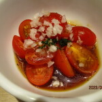 ITALIAN BBQ LaBettola - スプーンで自家製ドレッシングごと食べるトマトのサラダ