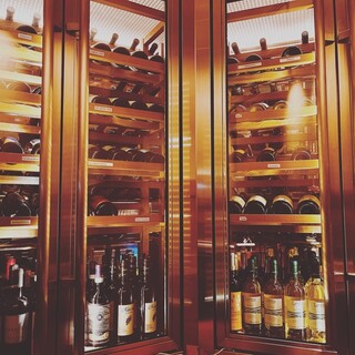 Approximately 150 bottles of wine are always stocked in the large wine cellar♪