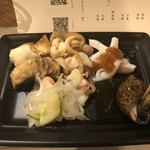 麹町いづみや しろ - [おつまみ：5品]魚介煮つけ、ばい貝煮つけ、貝ひも柚子胡椒、タコ頭、銀鮭