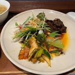 中国菜 天舞 - 小菜とサラダはワンプレートになってました、これだけでご飯が食べれそう。