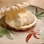 茜坂大沼 - パッションフルーツと牛皮の最中